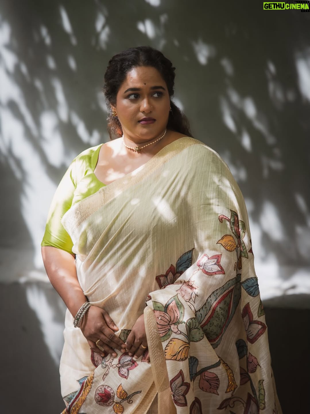 Vanita Kharat - 12.1K Likes - “खामोशी भी अब सलीके से सजने लगी है.”🌸

.
.
.
.
Saree- @hastkrit_india 
Makeup- @devyani_makeup_artist_ 
Hair - @archanabotre_makeupartist 
Click- @namrata_gh 
Location- @tdo_studio