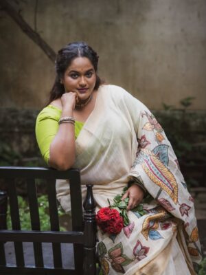 Vanita Kharat Instagram - हम गुलाब लिए खड़े हैं आज भी उसी मोड़ पर,
जहाँ तेरे आने से मुकम्मल हो जाती थी हर कसर।

.
.
.
Saree - @hastkrit_india 
Makeup- @devyani_makeup_artist_ 
Hair- @archanabotre_makeupartist 
Click- @namrata_gh 
Location- @tdo_studio