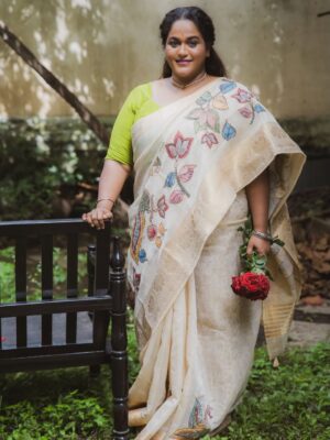 Vanita Kharat Instagram - हम गुलाब लिए खड़े हैं आज भी उसी मोड़ पर,
जहाँ तेरे आने से मुकम्मल हो जाती थी हर कसर।

.
.
.
Saree - @hastkrit_india 
Makeup- @devyani_makeup_artist_ 
Hair- @archanabotre_makeupartist 
Click- @namrata_gh 
Location- @tdo_studio