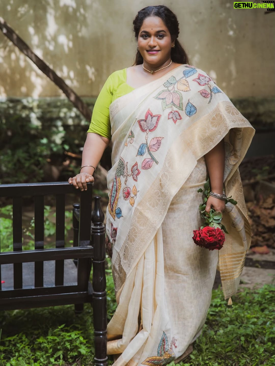 Vanita Kharat - 14.3K Likes - हम गुलाब लिए खड़े हैं आज भी उसी मोड़ पर,
जहाँ तेरे आने से मुकम्मल हो जाती थी हर कसर।

.
.
.
Saree - @hastkrit_india 
Makeup- @devyani_makeup_artist_ 
Hair- @archanabotre_makeupartist 
Click- @namrata_gh 
Location- @tdo_studio
