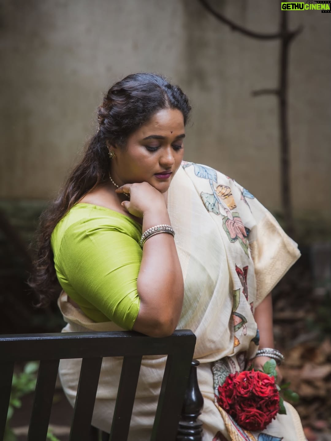 Vanita Kharat - 14.3K Likes - हम गुलाब लिए खड़े हैं आज भी उसी मोड़ पर,
जहाँ तेरे आने से मुकम्मल हो जाती थी हर कसर।

.
.
.
Saree - @hastkrit_india 
Makeup- @devyani_makeup_artist_ 
Hair- @archanabotre_makeupartist 
Click- @namrata_gh 
Location- @tdo_studio