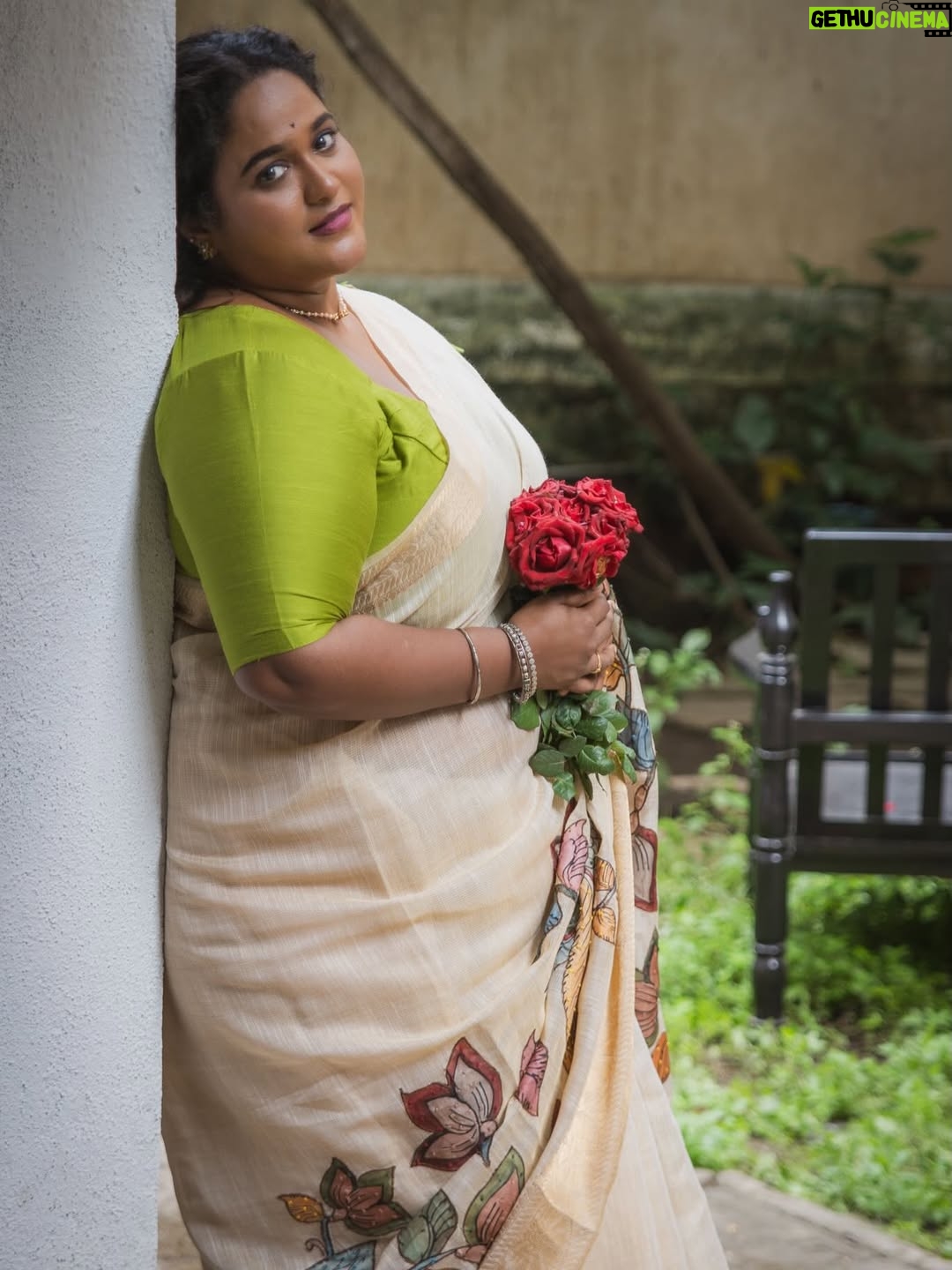 Vanita Kharat - 14.3K Likes - हम गुलाब लिए खड़े हैं आज भी उसी मोड़ पर,
जहाँ तेरे आने से मुकम्मल हो जाती थी हर कसर।

.
.
.
Saree - @hastkrit_india 
Makeup- @devyani_makeup_artist_ 
Hair- @archanabotre_makeupartist 
Click- @namrata_gh 
Location- @tdo_studio
