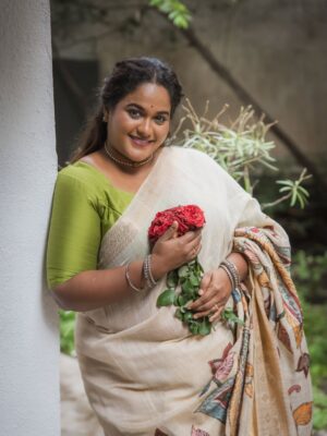 Vanita Kharat Instagram - हम गुलाब लिए खड़े हैं आज भी उसी मोड़ पर,
जहाँ तेरे आने से मुकम्मल हो जाती थी हर कसर।

.
.
.
Saree - @hastkrit_india 
Makeup- @devyani_makeup_artist_ 
Hair- @archanabotre_makeupartist 
Click- @namrata_gh 
Location- @tdo_studio