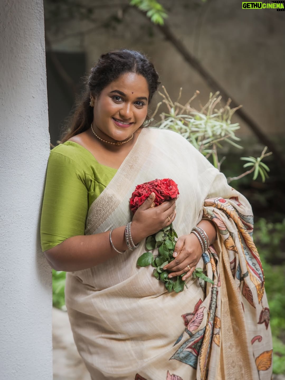 Vanita Kharat - 14.3K Likes - हम गुलाब लिए खड़े हैं आज भी उसी मोड़ पर,
जहाँ तेरे आने से मुकम्मल हो जाती थी हर कसर।

.
.
.
Saree - @hastkrit_india 
Makeup- @devyani_makeup_artist_ 
Hair- @archanabotre_makeupartist 
Click- @namrata_gh 
Location- @tdo_studio