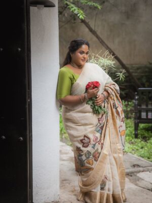 Vanita Kharat Instagram - हम गुलाब लिए खड़े हैं आज भी उसी मोड़ पर,
जहाँ तेरे आने से मुकम्मल हो जाती थी हर कसर।

.
.
.
Saree - @hastkrit_india 
Makeup- @devyani_makeup_artist_ 
Hair- @archanabotre_makeupartist 
Click- @namrata_gh 
Location- @tdo_studio