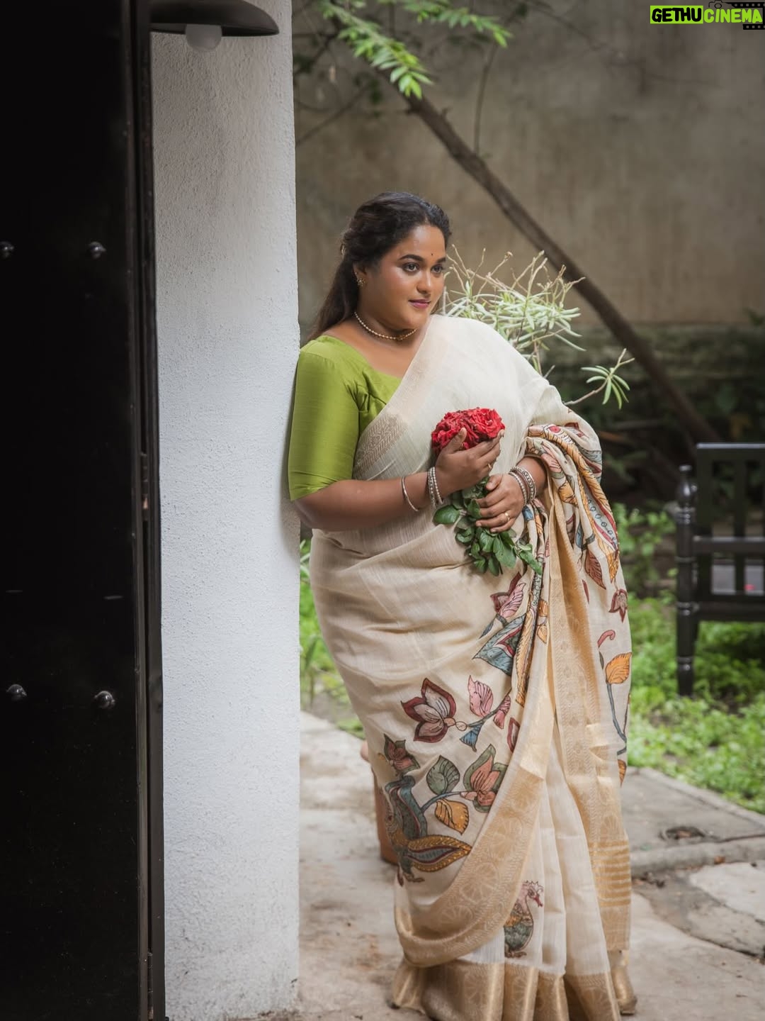 Vanita Kharat - 14.3K Likes - हम गुलाब लिए खड़े हैं आज भी उसी मोड़ पर,
जहाँ तेरे आने से मुकम्मल हो जाती थी हर कसर।

.
.
.
Saree - @hastkrit_india 
Makeup- @devyani_makeup_artist_ 
Hair- @archanabotre_makeupartist 
Click- @namrata_gh 
Location- @tdo_studio
