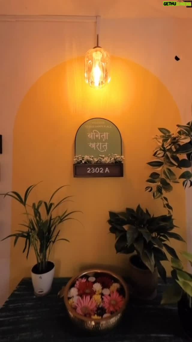 Vanita Kharat - 21.3K Likes - घर घेतल्यावर कदाचित घ्यायच्या आधीच माझं ठरलं होत की माझं घर कसं दिसेल कसं असेल, अगदी तसच्या तसं किंबहुना त्याहून खूप सुंदर  घर सजवलंस तू विनायक. मी तुझ्या हातात मोकळा “फ्लॅट” दिला होता तू त्याचं प्रचंड सुंदर “घर” तयार केलंस 🥹
विनायक तुला प्रचंड घट्ट मिठी आणि आयुष्यभरासाठी प्रेम ❤️ 
@vinyavt08  @talekarvinayaklaxman ❤️

#home #decor #aakrutidecorstudio