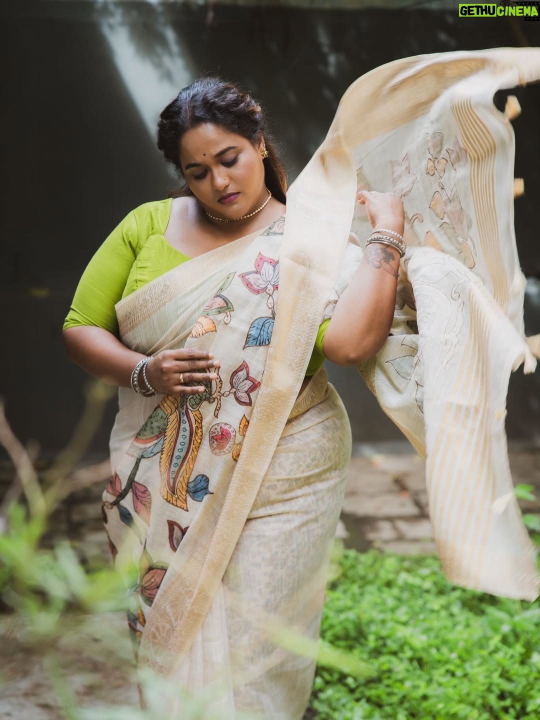 Vanita Kharat - 12.1K Likes - “खामोशी भी अब सलीके से सजने लगी है.”🌸

.
.
.
.
Saree- @hastkrit_india 
Makeup- @devyani_makeup_artist_ 
Hair - @archanabotre_makeupartist 
Click- @namrata_gh 
Location- @tdo_studio