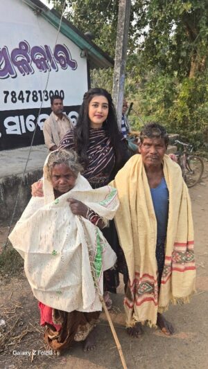Varsha Priyadarshini Instagram - ନୂଆବର୍ଷ ଅବସରରେ ଦୁଇଜଣ ବୟୋଜ୍ୟେଷ୍ଠ ମଉସା ମାଉସୀଙ୍କ ସହିତ ସାକ୍ଷାତ କରି ସେମାନଙ୍କର ଆଶୀର୍ବାଦ ଲାଭ କଲି। ବୟସର ଅପରାହ୍ନରେ ସେମାନେ ଏକୁଟିଆ ଓ ଅସହାୟ ଅବସ୍ଥାରେ ରହୁଥିବା ଦେଖି ବହୁତ କଷ୍ଟ ଲାଗିଲା। ଆମ ସମାଜରେ ଅନେକ ବୟସ୍କ ବ୍ୟକ୍ତି ଅବହେଳିତ ଅବସ୍ଥାରେ ରହୁଛନ୍ତି। ଆମ ଦ୍ୱାରା ଯେତିକି ସମ୍ଭବ ଆମେ ସେମାନଙ୍କ ପ୍ରତି ଯତ୍ନବାନ ହେବା। ଅଳ୍ପ ସମୟ ପାଇଁ ହେଲେ ବି ସେମାନଙ୍କ ଶୁଖିଲା ମୁହଁରେ ହସ ଫୁଟାଇବା।