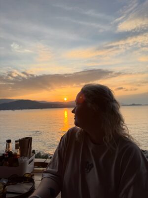 Varvara Shcherbakova Instagram - Фух, наконец-то! Отпускной постик!
Видео, где я учусь ездить на мопЭде, никому не показывайте!!!

В конце устала, легла…