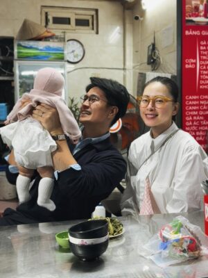 Veronica Ngô Instagram - Hôm nay 2 VC vừa hoàn thành một cột mốc quan trọng cho bé Gạo, tiện thể tranh thủ tận hưởng cái mùa giáng sinh lạnh dễ chịu của Hà Nội. Giờ bay về nhà mà thấy yên tâm và vui hẳn.