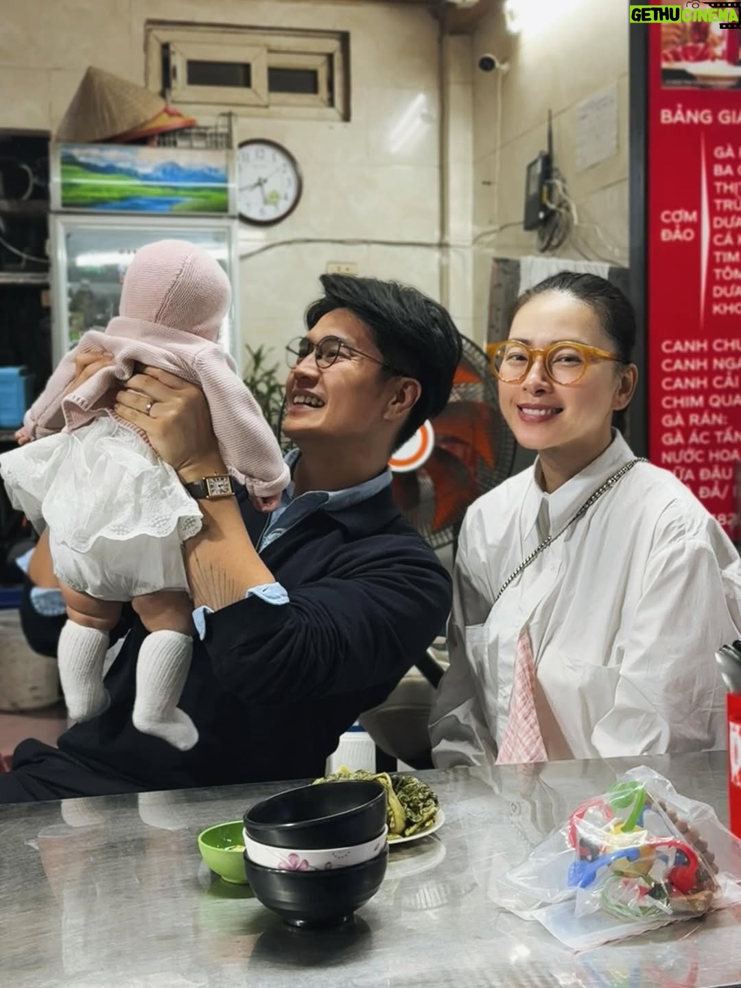 Veronica Ngô - 37.8K Likes - Hôm nay 2 VC vừa hoàn thành một cột mốc quan trọng cho bé Gạo, tiện thể tranh thủ tận hưởng cái mùa giáng sinh lạnh dễ chịu của Hà Nội. Giờ bay về nhà mà thấy yên tâm và vui hẳn.