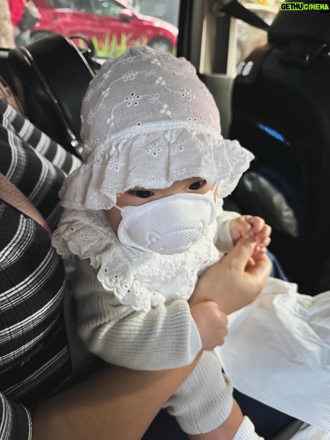 Veronica Ngô - 37.8K Likes - Hôm nay 2 VC vừa hoàn thành một cột mốc quan trọng cho bé Gạo, tiện thể tranh thủ tận hưởng cái mùa giáng sinh lạnh dễ chịu của Hà Nội. Giờ bay về nhà mà thấy yên tâm và vui hẳn.