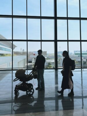 Veronica Ngô Instagram - Hôm nay 2 VC vừa hoàn thành một cột mốc quan trọng cho bé Gạo, tiện thể tranh thủ tận hưởng cái mùa giáng sinh lạnh dễ chịu của Hà Nội. Giờ bay về nhà mà thấy yên tâm và vui hẳn.