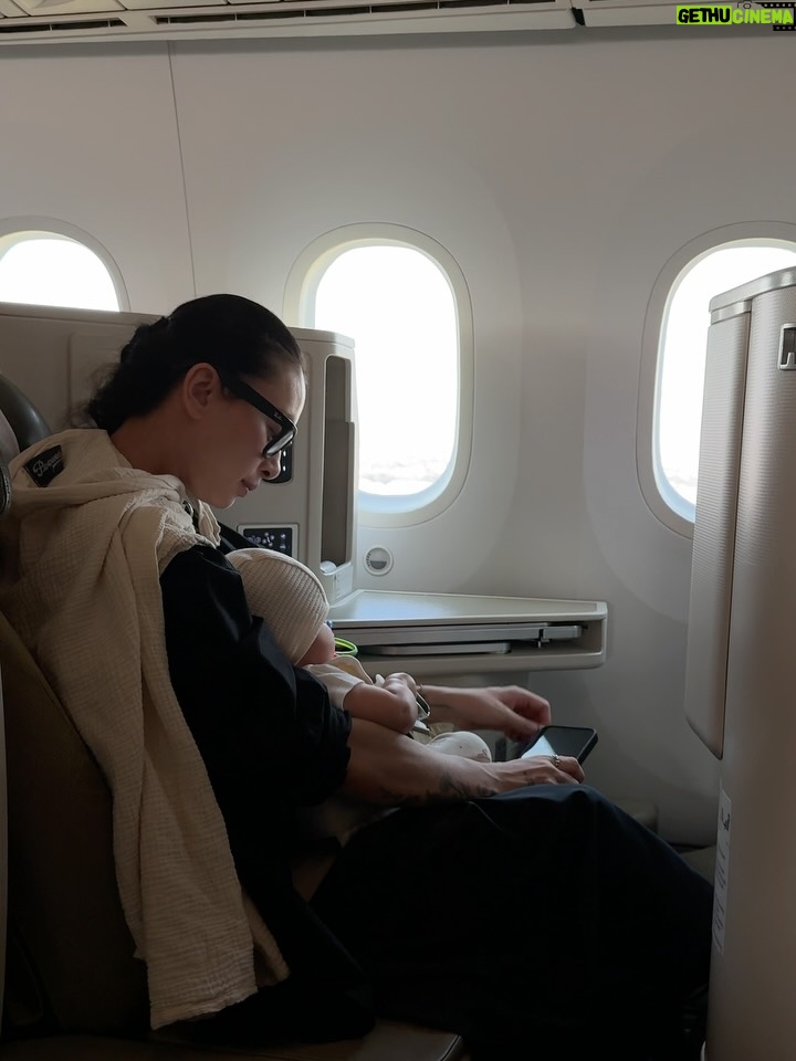 Veronica Ngô - 37.8K Likes - Hôm nay 2 VC vừa hoàn thành một cột mốc quan trọng cho bé Gạo, tiện thể tranh thủ tận hưởng cái mùa giáng sinh lạnh dễ chịu của Hà Nội. Giờ bay về nhà mà thấy yên tâm và vui hẳn.