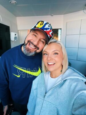 Veronica Verho Instagram - Me ollaan uusi Radio Novan Iltapäivä!!! ❤️‍🔥
Tänään startataan eka lähetys klo 14 😍 Tuu kuulolle! 

#radionovasuomi #radionovaniltapäivä