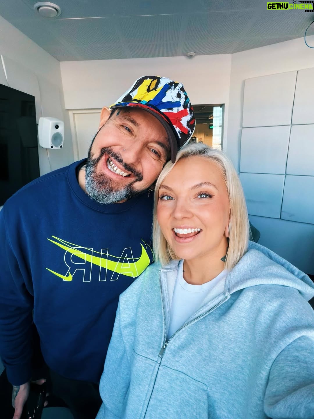 Veronica Verho - 5.7K Likes - Me ollaan uusi Radio Novan Iltapäivä!!! ❤️‍🔥
Tänään startataan eka lähetys klo 14 😍 Tuu kuulolle! 

#radionovasuomi #radionovaniltapäivä