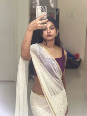 Vindhuja Vikraman Instagram - Why i love mirror selfies more 🤔🤭 

#white #saree #post #vv
