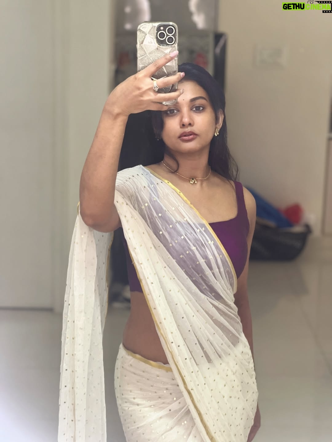 Vindhuja Vikraman - 4.1K Likes - Why i love mirror selfies more 🤔🤭 

#white #saree #post #vv