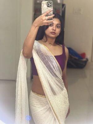 Vindhuja Vikraman Instagram - Why i love mirror selfies more 🤔🤭 

#white #saree #post #vv