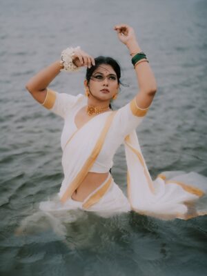 Vindhuja Vikraman Instagram - കേരളപ്പിറവി ആശംസകൾ 🌎 

Pic & Concept @wed.storiesbyarun 📸