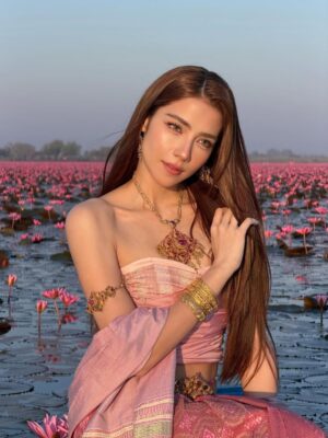 Virahya Pattarachokchai Instagram - ใครอยากมาแนะนำมาก่อน 6:30 นะคะ 🪷
ช่วงที่สวยที่สุดคือ 6:45-8:00 เท่านั้นค่ะ
หลังจากนั้นแดดจะแสบตามากๆ 
และช่วง 11:00 เป็นต้นไปดอกบัวจะไม่บานเท่าช่วงเช้าแล้วค่ะ

อยากให้จีน่าไปที่ไหน จังหวัดอะไร เม้นกันไว้นะคะ 
ทีมหลังบ้านเกียมตัวเลยยย 🙏🏻🤣