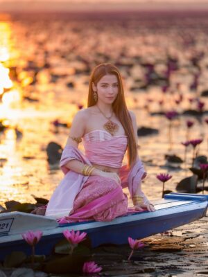 Virahya Pattarachokchai Instagram - ใครอยากมาแนะนำมาก่อน 6:30 นะคะ 🪷
ช่วงที่สวยที่สุดคือ 6:45-8:00 เท่านั้นค่ะ
หลังจากนั้นแดดจะแสบตามากๆ 
และช่วง 11:00 เป็นต้นไปดอกบัวจะไม่บานเท่าช่วงเช้าแล้วค่ะ

อยากให้จีน่าไปที่ไหน จังหวัดอะไร เม้นกันไว้นะคะ 
ทีมหลังบ้านเกียมตัวเลยยย 🙏🏻🤣