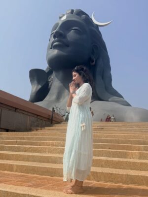 Vishnu Priya Instagram - కనుమ పండుగ శుభాకాంక్షలు 🐄🌾
.
Wearing: @houseofshivasam 🤍
.
#adiyogi #adiyogichikkaballapur🙏✨️ #peace #blessed