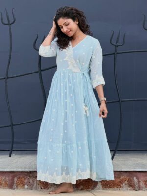 Vishnu Priya Instagram - కనుమ పండుగ శుభాకాంక్షలు 🐄🌾
.
Wearing: @houseofshivasam 🤍
.
#adiyogi #adiyogichikkaballapur🙏✨️ #peace #blessed