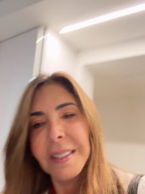 Viviana Gibelli Instagram - Esta mañana se fue mi Costilla junto a una delegación de su colegio al HMUN en Boston ( El modelo de Naciones Unidas en Harvard) y yo no puedo estar más orgullosa de él @sebastianakinin
Un año preparándose para debatir y competir con colegios de muchos países sobre temas de interés mundial y sus soluciones.
La educación es una herramienta tan poderosa!!! Eso, junto al amor propio y los valores construyen un hombre fuerte, seguro y feliz.
Gracias a la @washingtonacademy.ccs por esta oportunidad y prepararlos ,a @laserairlinesoficial por las atenciones con todo el grupo y llevarlos con bien y @lainternacionaldeseguros por el respaldo con la póliza de asistencia de viajes para mi hijo por cualquier eventualidad.
Al final del carrusel les dejé mi reflexión sobre esta experiencia tan enriquecedora. Yo soy mamá gallina y criar hijos independientes ha sido todo un reto para mi corazón. Desliza ➡️
Buen viaje hijo y mucho éxito a todos!Estamos muy bien representados 🇻🇪❤️
Gracias padre!
