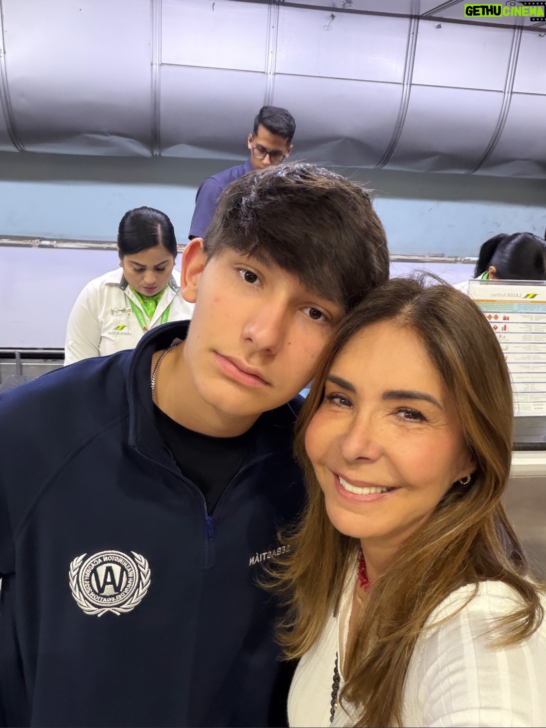 Viviana Gibelli - 142.3K Likes - Esta mañana se fue mi Costilla junto a una delegación de su colegio al HMUN en Boston ( El modelo de Naciones Unidas en Harvard) y yo no puedo estar más orgullosa de él @sebastianakinin 

Un año preparándose para debatir y competir con colegios de muchos países sobre temas de interés mundial y sus soluciones. 

La educación es una herramienta tan poderosa!!! Eso, junto al amor propio y los valores construyen un hombre fuerte, seguro y feliz. 

Gracias a la @washingtonacademy.ccs por esta oportunidad y prepararlos ,a @laserairlinesoficial por las atenciones con todo el grupo y llevarlos con bien y @lainternacionaldeseguros por el respaldo con la póliza de asistencia de viajes para mi hijo por cualquier eventualidad. 

Al final del carrusel les dejé mi reflexión sobre esta experiencia tan enriquecedora. Yo soy mamá gallina y criar hijos independientes ha sido todo un reto para mi corazón. Desliza ➡️

Buen viaje hijo y mucho éxito a todos!Estamos muy bien representados 🇻🇪❤️

Gracias padre!