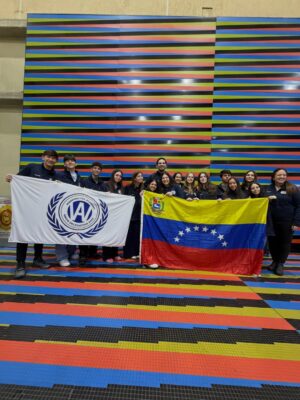 Viviana Gibelli Instagram - Esta mañana se fue mi Costilla junto a una delegación de su colegio al HMUN en Boston ( El modelo de Naciones Unidas en Harvard) y yo no puedo estar más orgullosa de él @sebastianakinin
Un año preparándose para debatir y competir con colegios de muchos países sobre temas de interés mundial y sus soluciones.
La educación es una herramienta tan poderosa!!! Eso, junto al amor propio y los valores construyen un hombre fuerte, seguro y feliz.
Gracias a la @washingtonacademy.ccs por esta oportunidad y prepararlos ,a @laserairlinesoficial por las atenciones con todo el grupo y llevarlos con bien y @lainternacionaldeseguros por el respaldo con la póliza de asistencia de viajes para mi hijo por cualquier eventualidad.
Al final del carrusel les dejé mi reflexión sobre esta experiencia tan enriquecedora. Yo soy mamá gallina y criar hijos independientes ha sido todo un reto para mi corazón. Desliza ➡️
Buen viaje hijo y mucho éxito a todos!Estamos muy bien representados 🇻🇪❤️
Gracias padre!