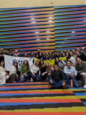 Viviana Gibelli Instagram - Esta mañana se fue mi Costilla junto a una delegación de su colegio al HMUN en Boston ( El modelo de Naciones Unidas en Harvard) y yo no puedo estar más orgullosa de él @sebastianakinin
Un año preparándose para debatir y competir con colegios de muchos países sobre temas de interés mundial y sus soluciones.
La educación es una herramienta tan poderosa!!! Eso, junto al amor propio y los valores construyen un hombre fuerte, seguro y feliz.
Gracias a la @washingtonacademy.ccs por esta oportunidad y prepararlos ,a @laserairlinesoficial por las atenciones con todo el grupo y llevarlos con bien y @lainternacionaldeseguros por el respaldo con la póliza de asistencia de viajes para mi hijo por cualquier eventualidad.
Al final del carrusel les dejé mi reflexión sobre esta experiencia tan enriquecedora. Yo soy mamá gallina y criar hijos independientes ha sido todo un reto para mi corazón. Desliza ➡️
Buen viaje hijo y mucho éxito a todos!Estamos muy bien representados 🇻🇪❤️
Gracias padre!