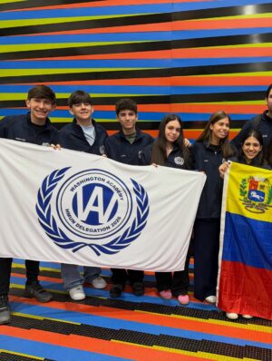 Viviana Gibelli Instagram - Esta mañana se fue mi Costilla junto a una delegación de su colegio al HMUN en Boston ( El modelo de Naciones Unidas en Harvard) y yo no puedo estar más orgullosa de él @sebastianakinin
Un año preparándose para debatir y competir con colegios de muchos países sobre temas de interés mundial y sus soluciones.
La educación es una herramienta tan poderosa!!! Eso, junto al amor propio y los valores construyen un hombre fuerte, seguro y feliz.
Gracias a la @washingtonacademy.ccs por esta oportunidad y prepararlos ,a @laserairlinesoficial por las atenciones con todo el grupo y llevarlos con bien y @lainternacionaldeseguros por el respaldo con la póliza de asistencia de viajes para mi hijo por cualquier eventualidad.
Al final del carrusel les dejé mi reflexión sobre esta experiencia tan enriquecedora. Yo soy mamá gallina y criar hijos independientes ha sido todo un reto para mi corazón. Desliza ➡️
Buen viaje hijo y mucho éxito a todos!Estamos muy bien representados 🇻🇪❤️
Gracias padre!