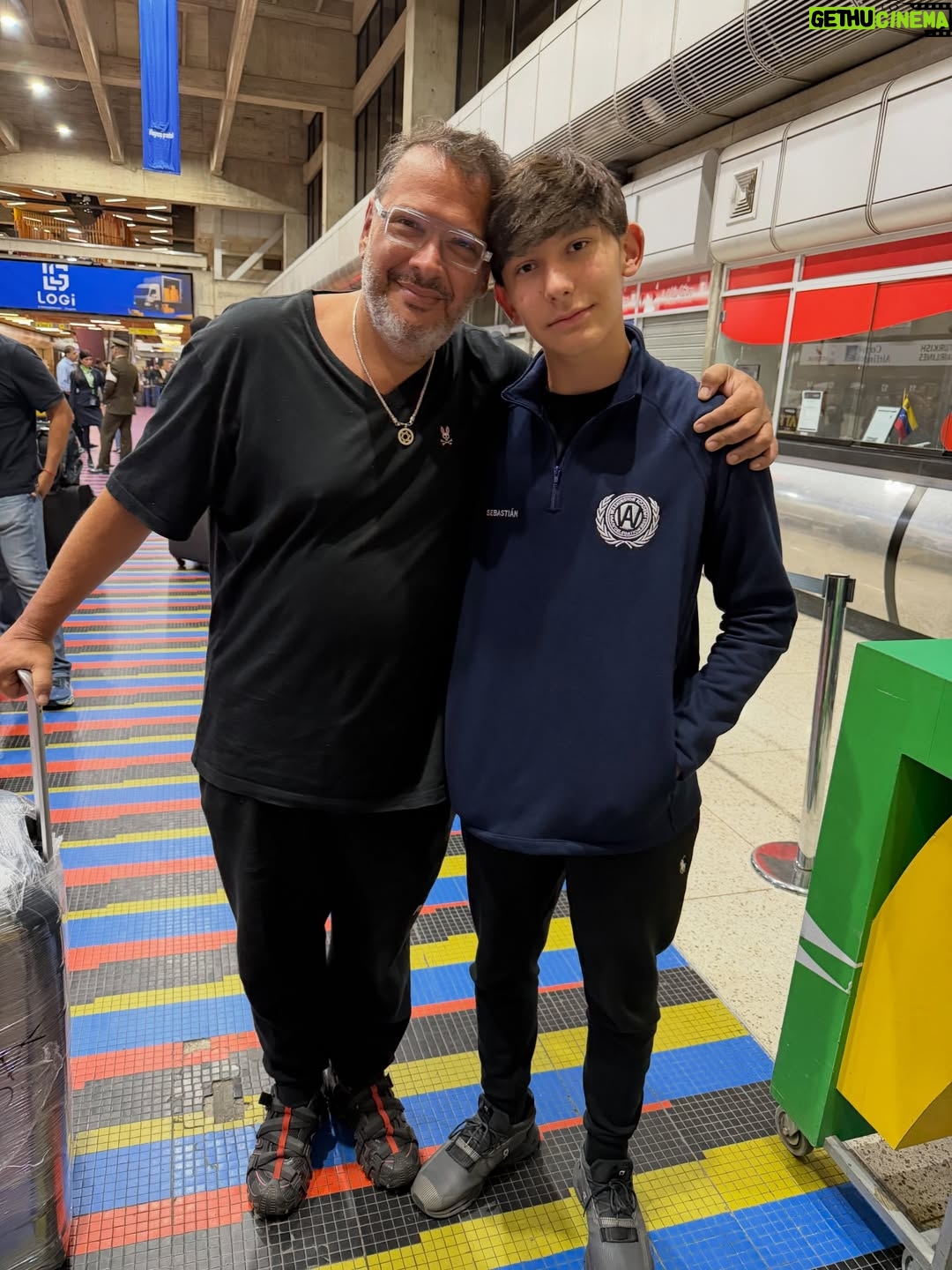 Viviana Gibelli - 142.3K Likes - Esta mañana se fue mi Costilla junto a una delegación de su colegio al HMUN en Boston ( El modelo de Naciones Unidas en Harvard) y yo no puedo estar más orgullosa de él @sebastianakinin 

Un año preparándose para debatir y competir con colegios de muchos países sobre temas de interés mundial y sus soluciones. 

La educación es una herramienta tan poderosa!!! Eso, junto al amor propio y los valores construyen un hombre fuerte, seguro y feliz. 

Gracias a la @washingtonacademy.ccs por esta oportunidad y prepararlos ,a @laserairlinesoficial por las atenciones con todo el grupo y llevarlos con bien y @lainternacionaldeseguros por el respaldo con la póliza de asistencia de viajes para mi hijo por cualquier eventualidad. 

Al final del carrusel les dejé mi reflexión sobre esta experiencia tan enriquecedora. Yo soy mamá gallina y criar hijos independientes ha sido todo un reto para mi corazón. Desliza ➡️

Buen viaje hijo y mucho éxito a todos!Estamos muy bien representados 🇻🇪❤️

Gracias padre!