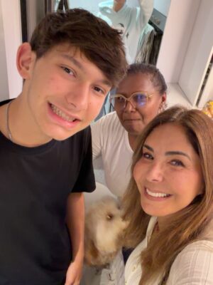 Viviana Gibelli Instagram - Esta mañana se fue mi Costilla junto a una delegación de su colegio al HMUN en Boston ( El modelo de Naciones Unidas en Harvard) y yo no puedo estar más orgullosa de él @sebastianakinin
Un año preparándose para debatir y competir con colegios de muchos países sobre temas de interés mundial y sus soluciones.
La educación es una herramienta tan poderosa!!! Eso, junto al amor propio y los valores construyen un hombre fuerte, seguro y feliz.
Gracias a la @washingtonacademy.ccs por esta oportunidad y prepararlos ,a @laserairlinesoficial por las atenciones con todo el grupo y llevarlos con bien y @lainternacionaldeseguros por el respaldo con la póliza de asistencia de viajes para mi hijo por cualquier eventualidad.
Al final del carrusel les dejé mi reflexión sobre esta experiencia tan enriquecedora. Yo soy mamá gallina y criar hijos independientes ha sido todo un reto para mi corazón. Desliza ➡️
Buen viaje hijo y mucho éxito a todos!Estamos muy bien representados 🇻🇪❤️
Gracias padre!