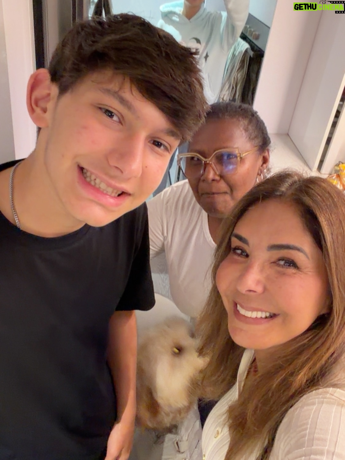 Viviana Gibelli - 142.3K Likes - Esta mañana se fue mi Costilla junto a una delegación de su colegio al HMUN en Boston ( El modelo de Naciones Unidas en Harvard) y yo no puedo estar más orgullosa de él @sebastianakinin 

Un año preparándose para debatir y competir con colegios de muchos países sobre temas de interés mundial y sus soluciones. 

La educación es una herramienta tan poderosa!!! Eso, junto al amor propio y los valores construyen un hombre fuerte, seguro y feliz. 

Gracias a la @washingtonacademy.ccs por esta oportunidad y prepararlos ,a @laserairlinesoficial por las atenciones con todo el grupo y llevarlos con bien y @lainternacionaldeseguros por el respaldo con la póliza de asistencia de viajes para mi hijo por cualquier eventualidad. 

Al final del carrusel les dejé mi reflexión sobre esta experiencia tan enriquecedora. Yo soy mamá gallina y criar hijos independientes ha sido todo un reto para mi corazón. Desliza ➡️

Buen viaje hijo y mucho éxito a todos!Estamos muy bien representados 🇻🇪❤️

Gracias padre!