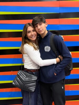 Viviana Gibelli Instagram - Esta mañana se fue mi Costilla junto a una delegación de su colegio al HMUN en Boston ( El modelo de Naciones Unidas en Harvard) y yo no puedo estar más orgullosa de él @sebastianakinin
Un año preparándose para debatir y competir con colegios de muchos países sobre temas de interés mundial y sus soluciones.
La educación es una herramienta tan poderosa!!! Eso, junto al amor propio y los valores construyen un hombre fuerte, seguro y feliz.
Gracias a la @washingtonacademy.ccs por esta oportunidad y prepararlos ,a @laserairlinesoficial por las atenciones con todo el grupo y llevarlos con bien y @lainternacionaldeseguros por el respaldo con la póliza de asistencia de viajes para mi hijo por cualquier eventualidad.
Al final del carrusel les dejé mi reflexión sobre esta experiencia tan enriquecedora. Yo soy mamá gallina y criar hijos independientes ha sido todo un reto para mi corazón. Desliza ➡️
Buen viaje hijo y mucho éxito a todos!Estamos muy bien representados 🇻🇪❤️
Gracias padre!