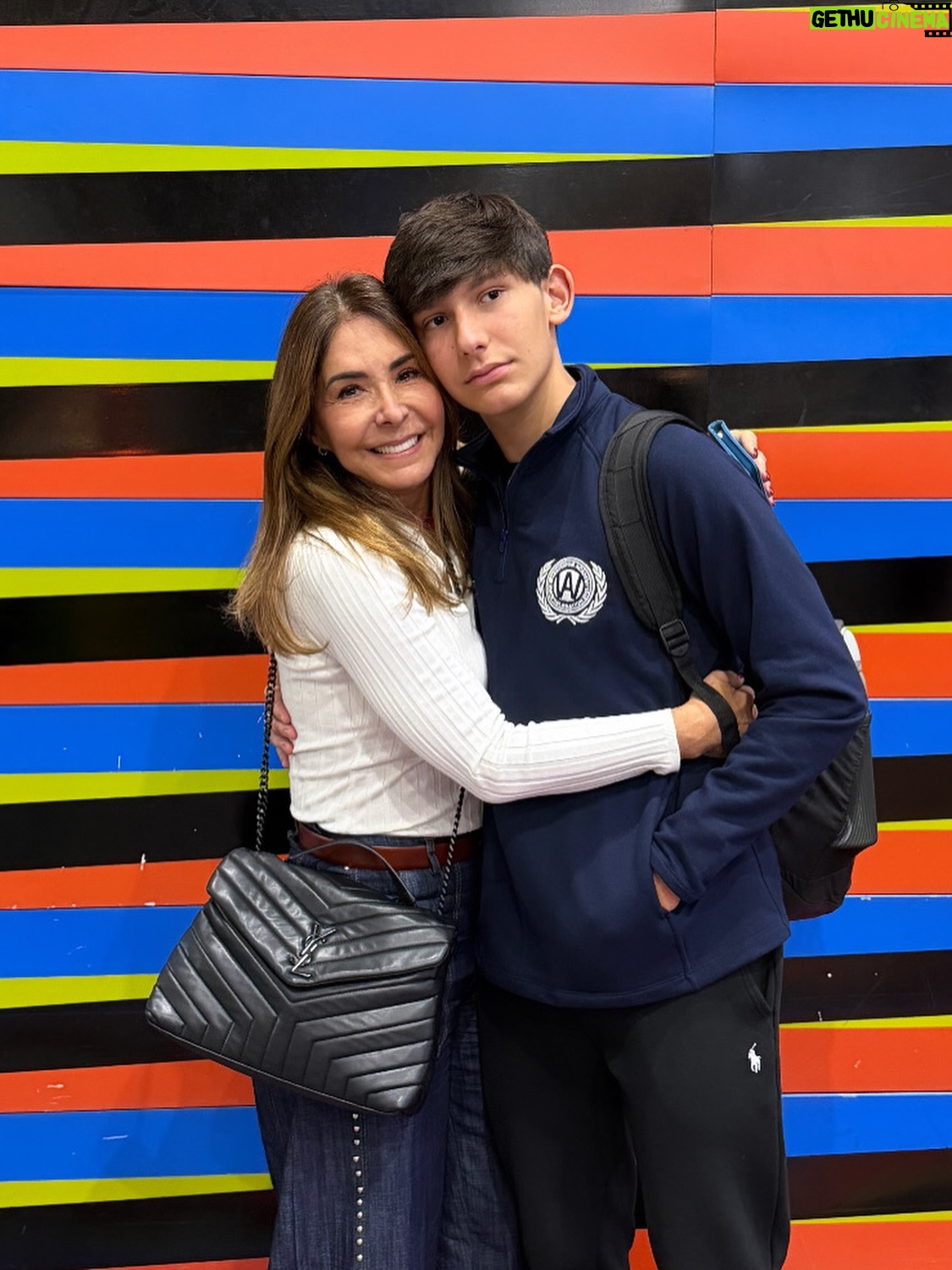 Viviana Gibelli - 142.3K Likes - Esta mañana se fue mi Costilla junto a una delegación de su colegio al HMUN en Boston ( El modelo de Naciones Unidas en Harvard) y yo no puedo estar más orgullosa de él @sebastianakinin 

Un año preparándose para debatir y competir con colegios de muchos países sobre temas de interés mundial y sus soluciones. 

La educación es una herramienta tan poderosa!!! Eso, junto al amor propio y los valores construyen un hombre fuerte, seguro y feliz. 

Gracias a la @washingtonacademy.ccs por esta oportunidad y prepararlos ,a @laserairlinesoficial por las atenciones con todo el grupo y llevarlos con bien y @lainternacionaldeseguros por el respaldo con la póliza de asistencia de viajes para mi hijo por cualquier eventualidad. 

Al final del carrusel les dejé mi reflexión sobre esta experiencia tan enriquecedora. Yo soy mamá gallina y criar hijos independientes ha sido todo un reto para mi corazón. Desliza ➡️

Buen viaje hijo y mucho éxito a todos!Estamos muy bien representados 🇻🇪❤️

Gracias padre!