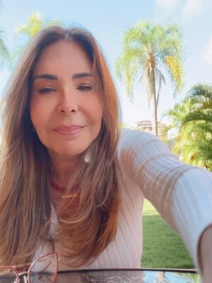 Viviana Gibelli Instagram - Esta mañana se fue mi Costilla junto a una delegación de su colegio al HMUN en Boston ( El modelo de Naciones Unidas en Harvard) y yo no puedo estar más orgullosa de él @sebastianakinin
Un año preparándose para debatir y competir con colegios de muchos países sobre temas de interés mundial y sus soluciones.
La educación es una herramienta tan poderosa!!! Eso, junto al amor propio y los valores construyen un hombre fuerte, seguro y feliz.
Gracias a la @washingtonacademy.ccs por esta oportunidad y prepararlos ,a @laserairlinesoficial por las atenciones con todo el grupo y llevarlos con bien y @lainternacionaldeseguros por el respaldo con la póliza de asistencia de viajes para mi hijo por cualquier eventualidad.
Al final del carrusel les dejé mi reflexión sobre esta experiencia tan enriquecedora. Yo soy mamá gallina y criar hijos independientes ha sido todo un reto para mi corazón. Desliza ➡️
Buen viaje hijo y mucho éxito a todos!Estamos muy bien representados 🇻🇪❤️
Gracias padre!