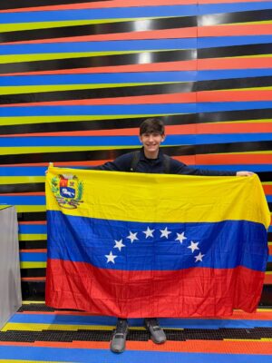 Viviana Gibelli Instagram - Esta mañana se fue mi Costilla junto a una delegación de su colegio al HMUN en Boston ( El modelo de Naciones Unidas en Harvard) y yo no puedo estar más orgullosa de él @sebastianakinin 

Un año preparándose para debatir y competir con colegios de muchos países sobre temas de interés mundial y sus soluciones. 

La educación es una herramienta tan poderosa!!! Eso, junto al amor propio y los valores construyen un hombre fuerte, seguro y feliz. 

Gracias a la @washingtonacademy.ccs por esta oportunidad y prepararlos ,a @laserairlinesoficial por las atenciones con todo el grupo y llevarlos con bien y @lainternacionaldeseguros por el respaldo con la póliza de asistencia de viajes para mi hijo por cualquier eventualidad. 

Al final del carrusel les dejé mi reflexión sobre esta experiencia tan enriquecedora. Yo soy mamá gallina y criar hijos independientes ha sido todo un reto para mi corazón. Desliza ➡️

Buen viaje hijo y mucho éxito a todos!Estamos muy bien representados 🇻🇪❤️

Gracias padre!