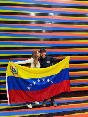 Viviana Gibelli Instagram - Esta mañana se fue mi Costilla junto a una delegación de su colegio al HMUN en Boston ( El modelo de Naciones Unidas en Harvard) y yo no puedo estar más orgullosa de él @sebastianakinin
Un año preparándose para debatir y competir con colegios de muchos países sobre temas de interés mundial y sus soluciones.
La educación es una herramienta tan poderosa!!! Eso, junto al amor propio y los valores construyen un hombre fuerte, seguro y feliz.
Gracias a la @washingtonacademy.ccs por esta oportunidad y prepararlos ,a @laserairlinesoficial por las atenciones con todo el grupo y llevarlos con bien y @lainternacionaldeseguros por el respaldo con la póliza de asistencia de viajes para mi hijo por cualquier eventualidad.
Al final del carrusel les dejé mi reflexión sobre esta experiencia tan enriquecedora. Yo soy mamá gallina y criar hijos independientes ha sido todo un reto para mi corazón. Desliza ➡️
Buen viaje hijo y mucho éxito a todos!Estamos muy bien representados 🇻🇪❤️
Gracias padre!