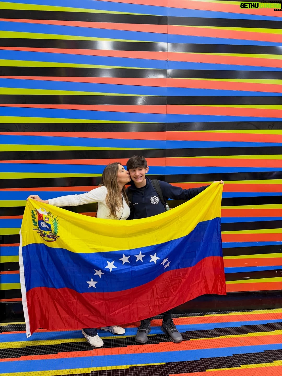 Viviana Gibelli - 142.3K Likes - Esta mañana se fue mi Costilla junto a una delegación de su colegio al HMUN en Boston ( El modelo de Naciones Unidas en Harvard) y yo no puedo estar más orgullosa de él @sebastianakinin 

Un año preparándose para debatir y competir con colegios de muchos países sobre temas de interés mundial y sus soluciones. 

La educación es una herramienta tan poderosa!!! Eso, junto al amor propio y los valores construyen un hombre fuerte, seguro y feliz. 

Gracias a la @washingtonacademy.ccs por esta oportunidad y prepararlos ,a @laserairlinesoficial por las atenciones con todo el grupo y llevarlos con bien y @lainternacionaldeseguros por el respaldo con la póliza de asistencia de viajes para mi hijo por cualquier eventualidad. 

Al final del carrusel les dejé mi reflexión sobre esta experiencia tan enriquecedora. Yo soy mamá gallina y criar hijos independientes ha sido todo un reto para mi corazón. Desliza ➡️

Buen viaje hijo y mucho éxito a todos!Estamos muy bien representados 🇻🇪❤️

Gracias padre!