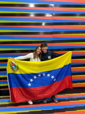Viviana Gibelli Instagram - Esta mañana se fue mi Costilla junto a una delegación de su colegio al HMUN en Boston ( El modelo de Naciones Unidas en Harvard) y yo no puedo estar más orgullosa de él @sebastianakinin
Un año preparándose para debatir y competir con colegios de muchos países sobre temas de interés mundial y sus soluciones.
La educación es una herramienta tan poderosa!!! Eso, junto al amor propio y los valores construyen un hombre fuerte, seguro y feliz.
Gracias a la @washingtonacademy.ccs por esta oportunidad y prepararlos ,a @laserairlinesoficial por las atenciones con todo el grupo y llevarlos con bien y @lainternacionaldeseguros por el respaldo con la póliza de asistencia de viajes para mi hijo por cualquier eventualidad.
Al final del carrusel les dejé mi reflexión sobre esta experiencia tan enriquecedora. Yo soy mamá gallina y criar hijos independientes ha sido todo un reto para mi corazón. Desliza ➡️
Buen viaje hijo y mucho éxito a todos!Estamos muy bien representados 🇻🇪❤️
Gracias padre!