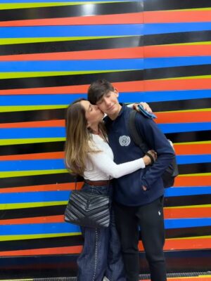 Viviana Gibelli Instagram - Esta mañana se fue mi Costilla junto a una delegación de su colegio al HMUN en Boston ( El modelo de Naciones Unidas en Harvard) y yo no puedo estar más orgullosa de él @sebastianakinin
Un año preparándose para debatir y competir con colegios de muchos países sobre temas de interés mundial y sus soluciones.
La educación es una herramienta tan poderosa!!! Eso, junto al amor propio y los valores construyen un hombre fuerte, seguro y feliz.
Gracias a la @washingtonacademy.ccs por esta oportunidad y prepararlos ,a @laserairlinesoficial por las atenciones con todo el grupo y llevarlos con bien y @lainternacionaldeseguros por el respaldo con la póliza de asistencia de viajes para mi hijo por cualquier eventualidad.
Al final del carrusel les dejé mi reflexión sobre esta experiencia tan enriquecedora. Yo soy mamá gallina y criar hijos independientes ha sido todo un reto para mi corazón. Desliza ➡️
Buen viaje hijo y mucho éxito a todos!Estamos muy bien representados 🇻🇪❤️
Gracias padre!