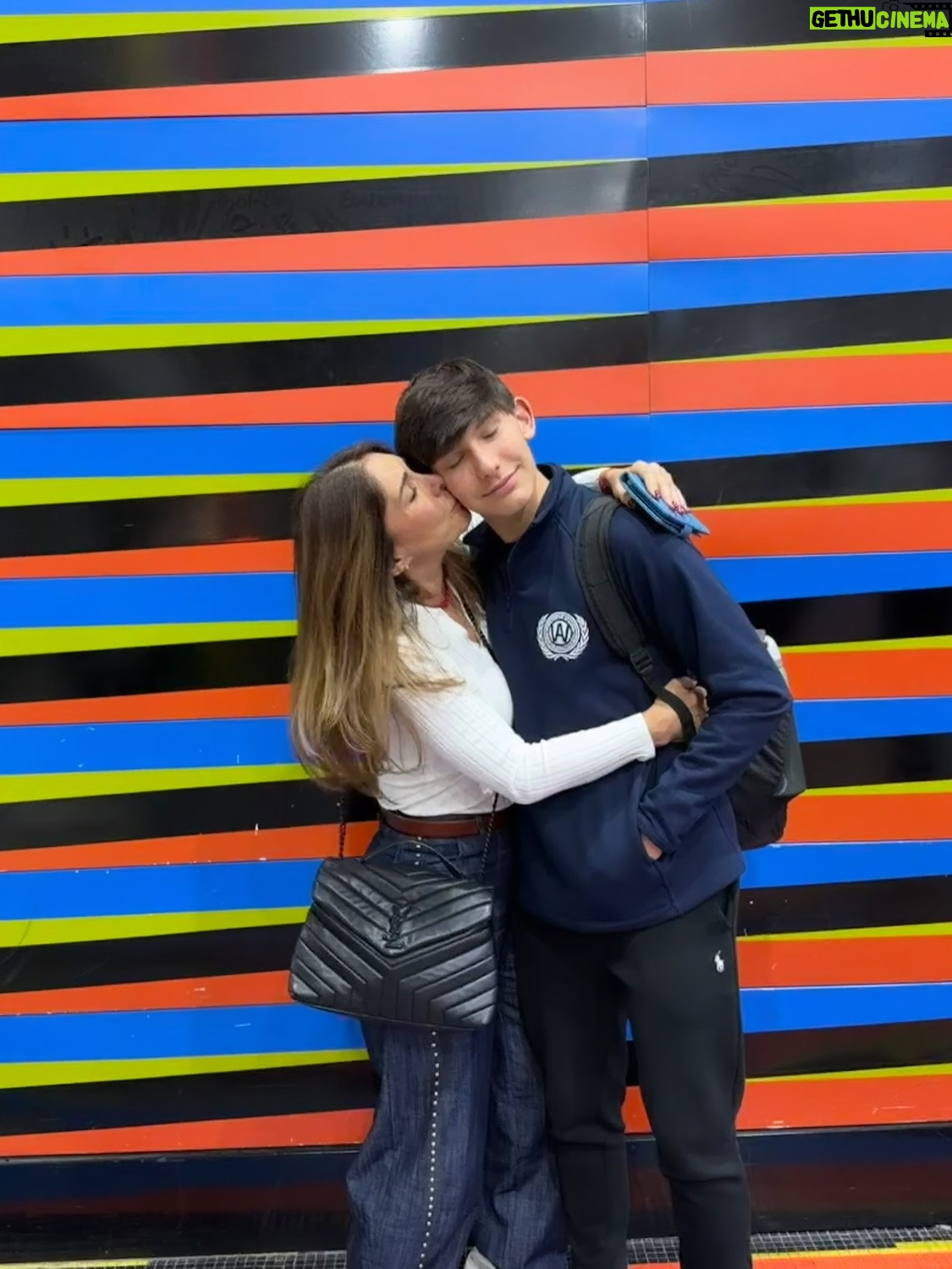 Viviana Gibelli - 142.3K Likes - Esta mañana se fue mi Costilla junto a una delegación de su colegio al HMUN en Boston ( El modelo de Naciones Unidas en Harvard) y yo no puedo estar más orgullosa de él @sebastianakinin 

Un año preparándose para debatir y competir con colegios de muchos países sobre temas de interés mundial y sus soluciones. 

La educación es una herramienta tan poderosa!!! Eso, junto al amor propio y los valores construyen un hombre fuerte, seguro y feliz. 

Gracias a la @washingtonacademy.ccs por esta oportunidad y prepararlos ,a @laserairlinesoficial por las atenciones con todo el grupo y llevarlos con bien y @lainternacionaldeseguros por el respaldo con la póliza de asistencia de viajes para mi hijo por cualquier eventualidad. 

Al final del carrusel les dejé mi reflexión sobre esta experiencia tan enriquecedora. Yo soy mamá gallina y criar hijos independientes ha sido todo un reto para mi corazón. Desliza ➡️

Buen viaje hijo y mucho éxito a todos!Estamos muy bien representados 🇻🇪❤️

Gracias padre!