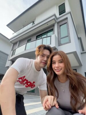 Wannarot Sonthichai Instagram - Home of our heart 🏠❤️👨🦳🧑🦳 ตอนนี้ในที่สุดเราก็มีบ้านของเราแล้ว🎉😊😍
ตื่นเต้นมากๆ เพราะเป็นอีกเสต็ปในชีวิตเราแล้ว บ้านนี้เราเริ่มจาก 0 เลยจริงๆ 😊บ้านนี้อยากจะให้เป็นบ้านที่เรามองมาแล้วสบายใจ มีความอบอุ่นเหมือนช่วงเวลาพระอาทิตย์ตก🌅 กลับมาบ้านทีไรก็หายเหนื่อยและอุ่นใจ🤗 ฝากติดตามกันด้วยจ้าาา ว่าเราจะแต่งบ้านออกมากันแบบไหน
ปล. ส่วนแบรนด์ไหนที่อยากร่วมสนับสนุนการตกแต่งบ้านของเรา สามารถติดต่อเข้ามาได้เลย พวกเราน้อมรับ ขอขอบคุณผู้ใหญ่ใจดีล่วงหน้า มา ณ ที่นี้ด้วยค่ะ/ครับ😃🙏🙏🙏
#wwcouple #wwcoupleforever