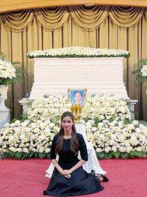 Wannarot Sonthichai Instagram - กราบลา“คุณตาวิชัย กล้วยไม้ ณ อยุธยา“
หลับให้สบายนะตา
รักและคิดถึงสุดหัวใจ🙏🏻😭🤍
.
กราบขอบพระคุณแขกผู้มีเกียรติ-ญาติพี่น้อง-เพื่อน ทุกท่าน ทั้งที่สละเวลามาได้และไม่สะดวกมาด้วยตนเอง ทั้งที่ส่งพวงหรีดและร่วมทำบุญ ครอบครัวเราขอขอบคุณมากๆนะคะ🙏🏻🙏🏻🙏🏻