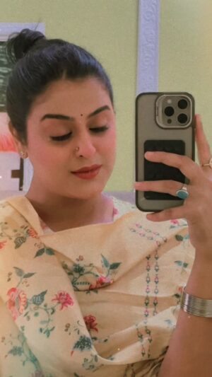 Yamini Singh Instagram - Mohabbat kya hai ❓😂

#yaminisingh #yamini #trending #mahadev #shayari