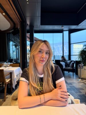 Yasmin Erbil Instagram - soft moments from my gallery🌸✨